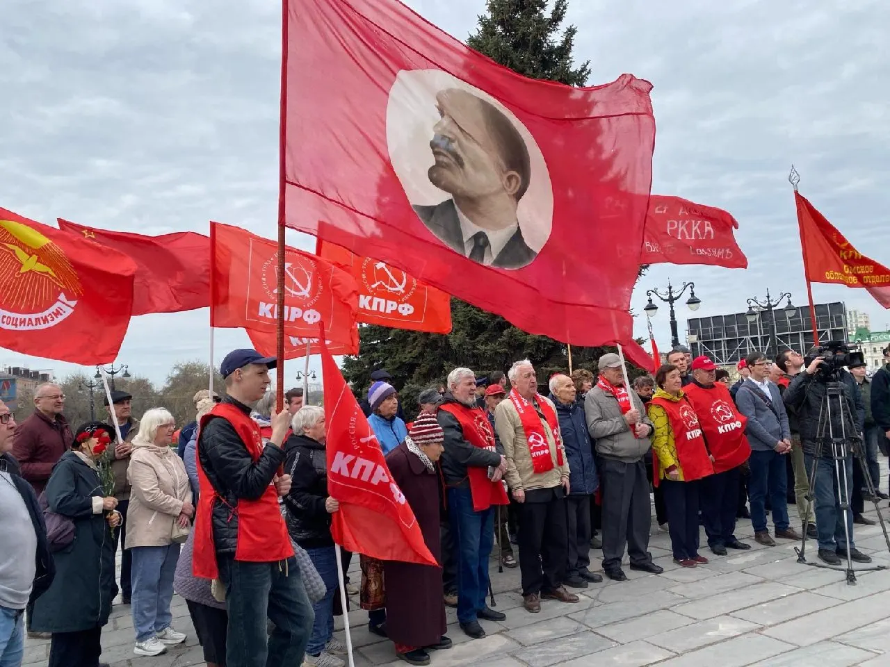 Депутаты подготовили поправки к закону об основных гарантиях избирательных прав после решения КС по жалобе регионального отделения КПРФ. Новые нормы защитят партии от бюрократических отказов, но начнут действовать только со следующей избирательной кампании и только на региональном и муниципальном уровне.