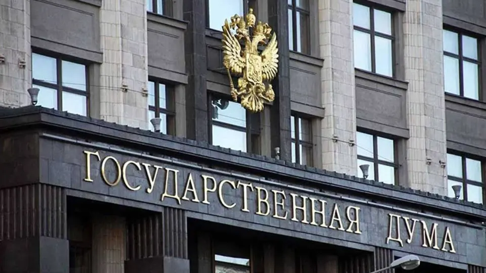 Закон устанавливает порядок лишения опционов на обратный выкуп по сделкам с инвесторами из недружественных стран, заключённым после 22 февраля 2022 года; решение будет принимать арбитражный суд Московской области по запросу нового собственника или профильного министерства.