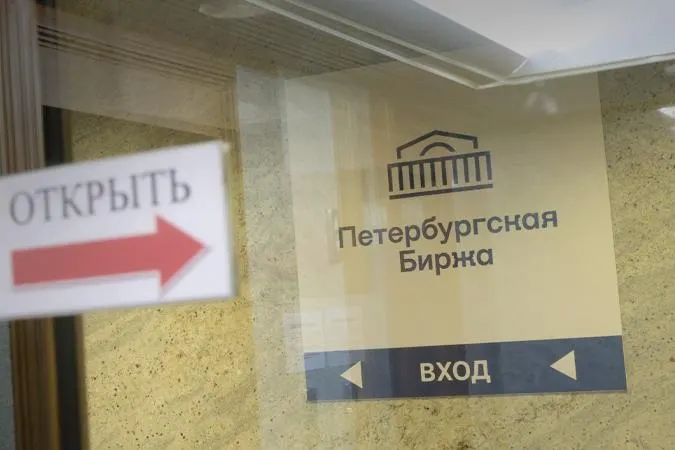 С 21 июля участникам торгов придется указывать конечного получателя топлива — покупки разрешат только для собственных нужд или для поставки заранее указанному потребителю. Нарушения будут караться приостановкой или блокировкой доступа к площадке на фоне сокращения предложения на рынке.