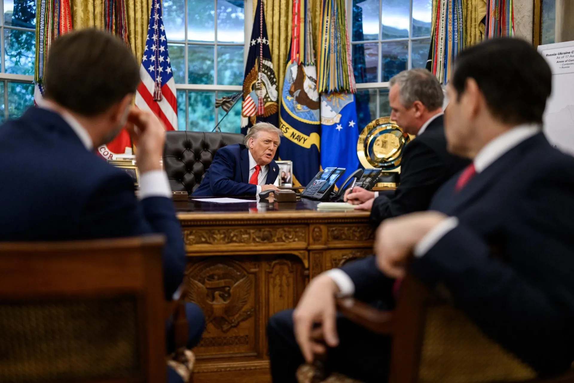 Президент США Дональд Трамп 4 июля провёл отдельные телефонные разговоры с Владимиром Зеленским и Владимиром Путиным — обсуждали ситуацию на фронте и дальнейшие дипломатические контакты.
