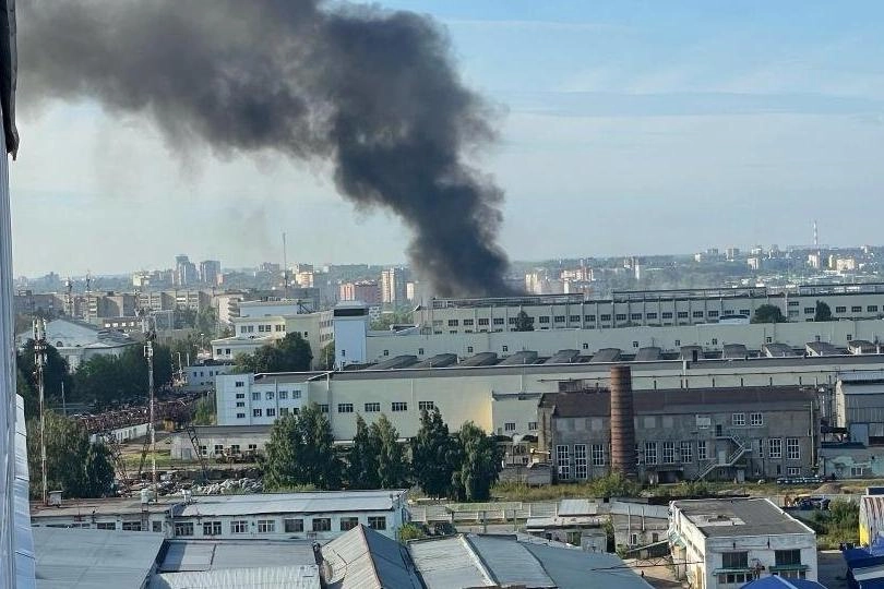 Утром 24 июля в Кирове произошёл удар по предприятию, в результате которого вспыхнул пожар и есть пострадавшие. По предварительным данным, в одно из зданий попала крылатая ракета; завод специализируется на производстве зенитных управляемых ракет и продукции военного назначения.