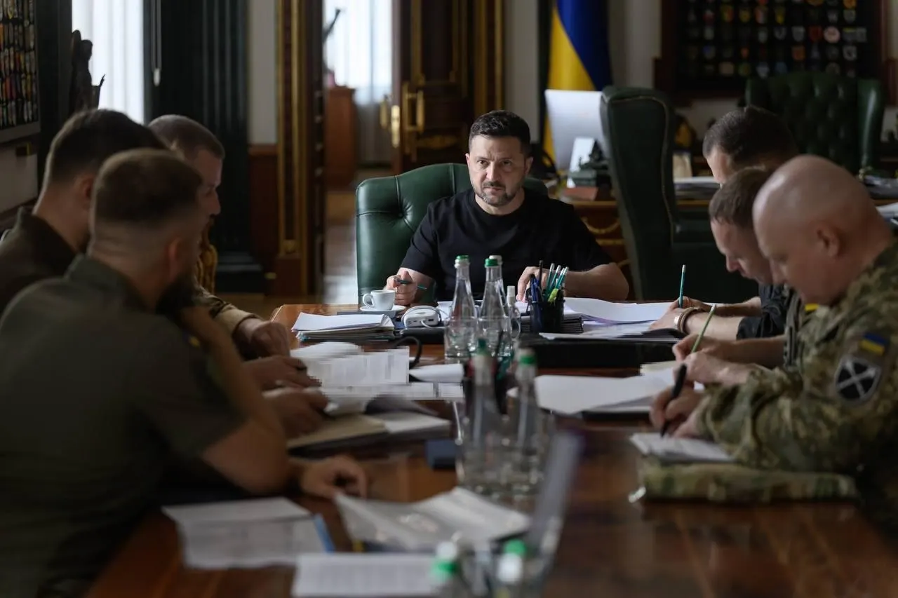 По словам президента Украины, с начала года проведено более тысячи огневых задач в рамках стратегии DeepStrike. В число поражённых целей входят НПЗ, предприятия ВПК и логистические центры; дальность ударов уже превышает 3 тыс. км.