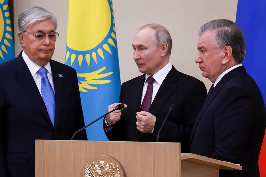 Президент подписал распоряжения, дающие правительству полномочия вести переговоры с Казахстаном и Узбекистаном об изменении действующих соглашений о военно‑техническом сотрудничестве на фоне западных ограничений.
