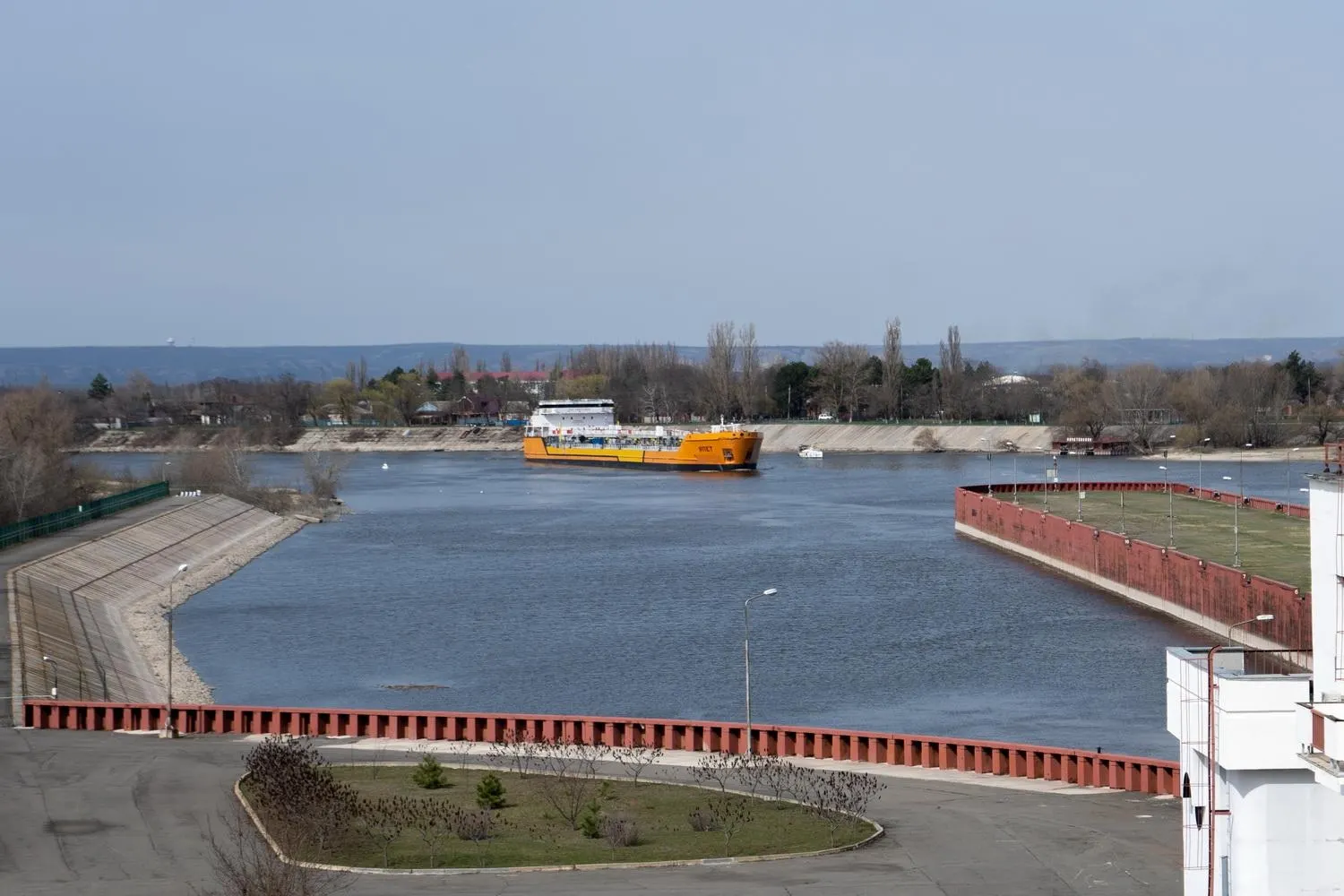 Движение по каналу, связывающему Дон с Азовским морем, временно остановлено после ударов беспилотников; это может затронуть значительную часть экспорта зерна и повлиять на снабжение Крыма топливом.