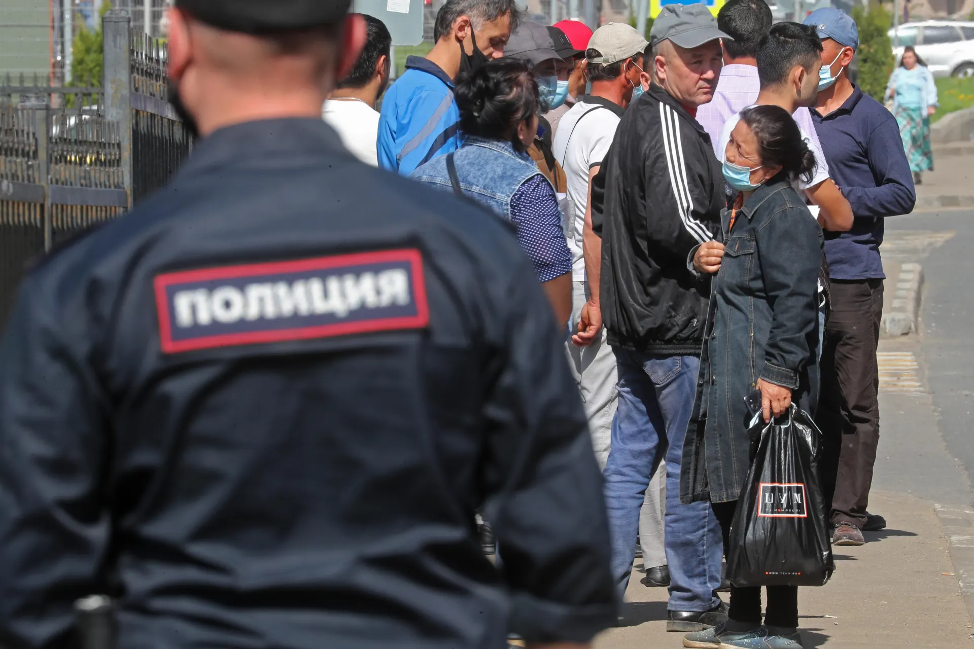 Во втором чтении в Госдуме могут принять поправки, делающие выдворение иностранцев обязательной мерой за ряд правонарушений, в том числе за неповиновение пограничнику и дискриминацию.