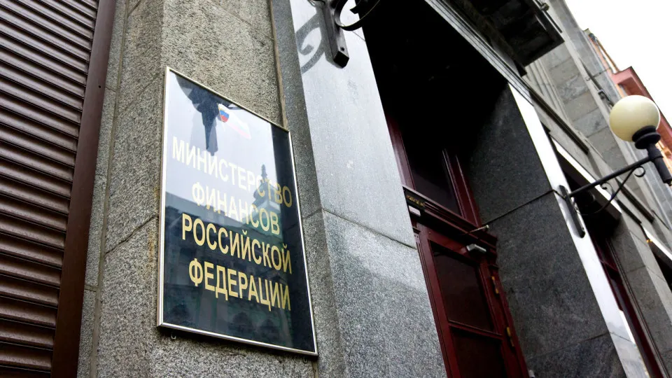 Размещение облигаций федерального займа, которые проходили по средам, прекращено «в целях содействия стабилизации рыночной ситуации». Рынок реагирует ростом доходностей и оттоком спроса — последние аукционы оказались практически сорваны.
