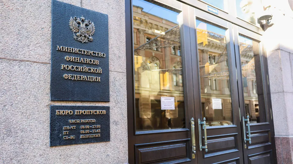 После 2022 года государственные заимствования сделали бюджет зависимым от долга: объём долга и расходы на его обслуживание заметно выросли, эксперты предупреждают о рисках долговой спирали и предлагают ввести долговые ориентиры.