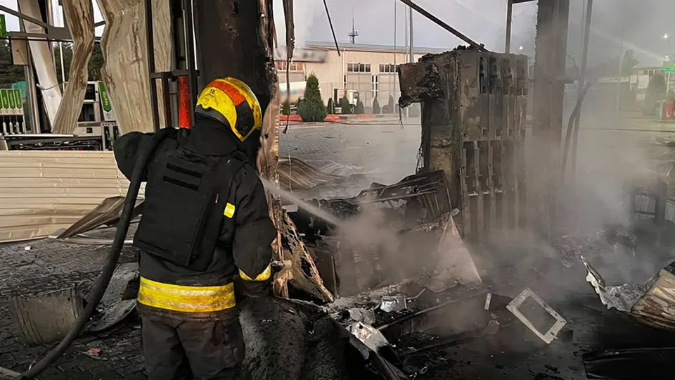 Беспилотная атака на Днепропетровскую область повредила несколько автозаправок и привела к жертвам. Одновременно в России сохраняется острый дефицит топлива: производство упало, цены растут, введены лимиты и начаты экстренные импортные поставки.
