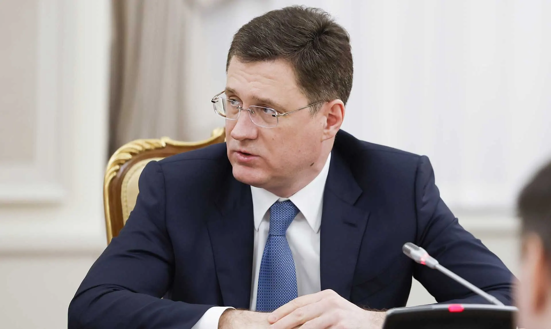Вице‑премьер заявил, что локальные дефициты топлива связаны с изменениями логистики и оперативно устраняются. Федеральный штаб координирует работу с регионами, где вводят режимы повышенной готовности.