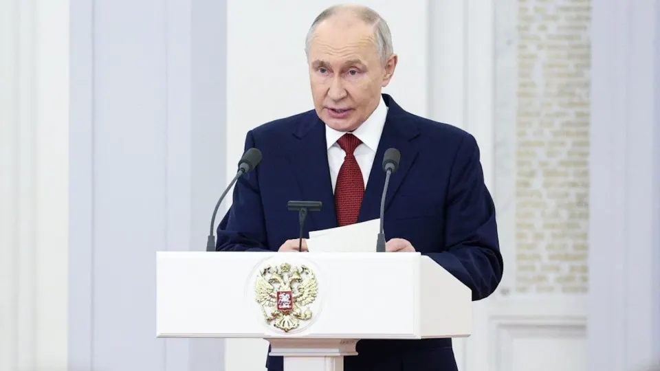 Президент заявил, что при подготовке бюджета на ближайшие три года приоритетом останется укрепление обороны; эксперты прогнозируют рост военных трат, перераспределение средств и усиление дефицита.