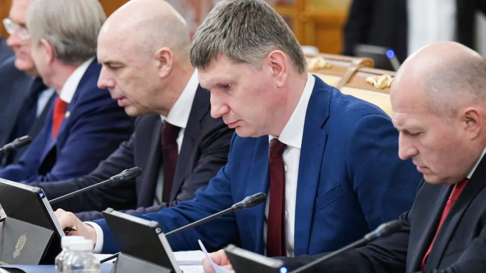 По итогам первых пяти месяцев ВВП вырос всего на 0,2%. Экономика демонстрирует сильную сегментацию: Москва растёт, большая часть регионов — в стагнации или рецессии; падение цен на нефть и сокращение инвестиций повышают риски.