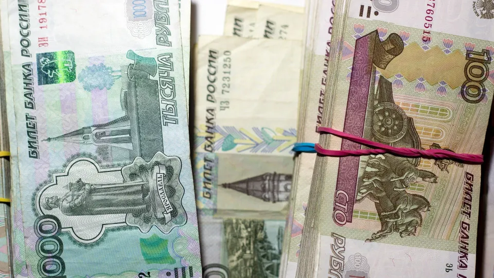 В первой половине июля объём наличных в обращении резко вырос, банки теряют ликвидность и всё чаще обращаются к операциям ЦБ — это повышает риски нестабильности банковской системы.