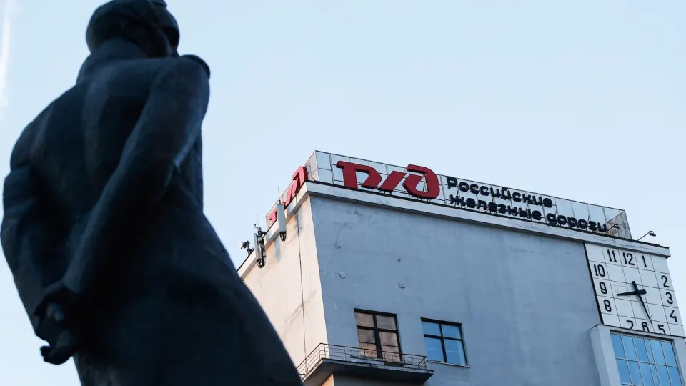 Индексацию тарифов Российских железных дорог перенесли на 1 октября, чтобы поддержать компанию с почти 4 трлн руб. долга. На фоне падения грузоперевозок и сокращения инвестпрограмм РЖД увеличивает тарифы, сокращает расходы и штат.