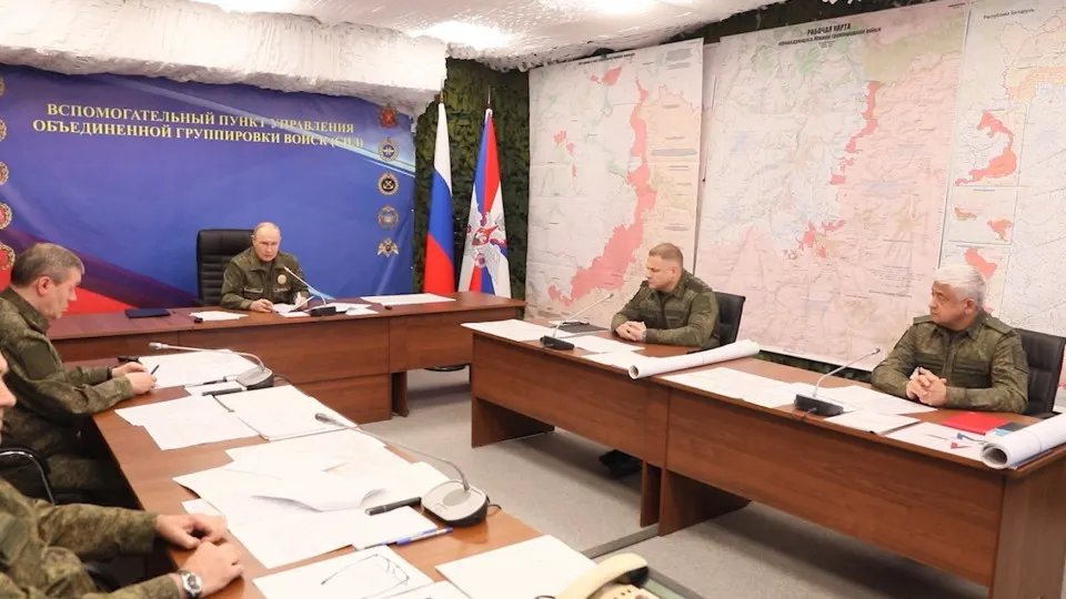 На совещании с военными президент поручил установить степень участия иностранных «подстрекателей» в реальных боевых действиях для возможного принятия «ответственных решений». Одновременно он распорядился продолжить массированные удары по объектам инфраструктуры военной промышленности Украины.