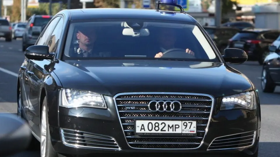 Во время масштабного дефицита топлива автозаправки отдают приоритет госслужащим и экстренным службам. Ограничения и снижение переработки нефти привели к существенному падению выпуска бензина и многокилометровым очередям на заправках.