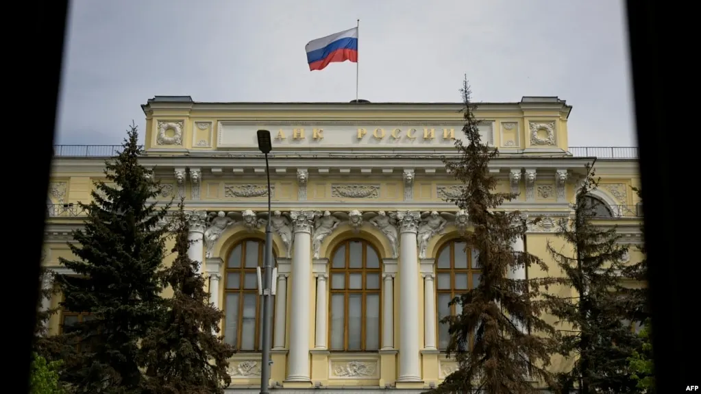 Банк России расширил перечень криптовалют, допускаемых к публичному обращению на биржах. Нормы предусматривают лимит для неквалифицированных инвесторов и освобождение для квалифицированных; закон о цифровых валютах вступит в силу 1 сентября 2026 года.