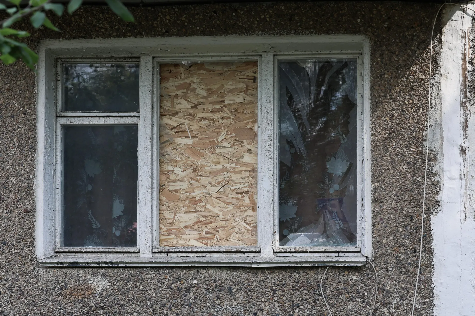 По данным властей, ночной налет дронов затронул объекты инфраструктуры по всей стране; пострадали порт, склад и школа, есть раненый.