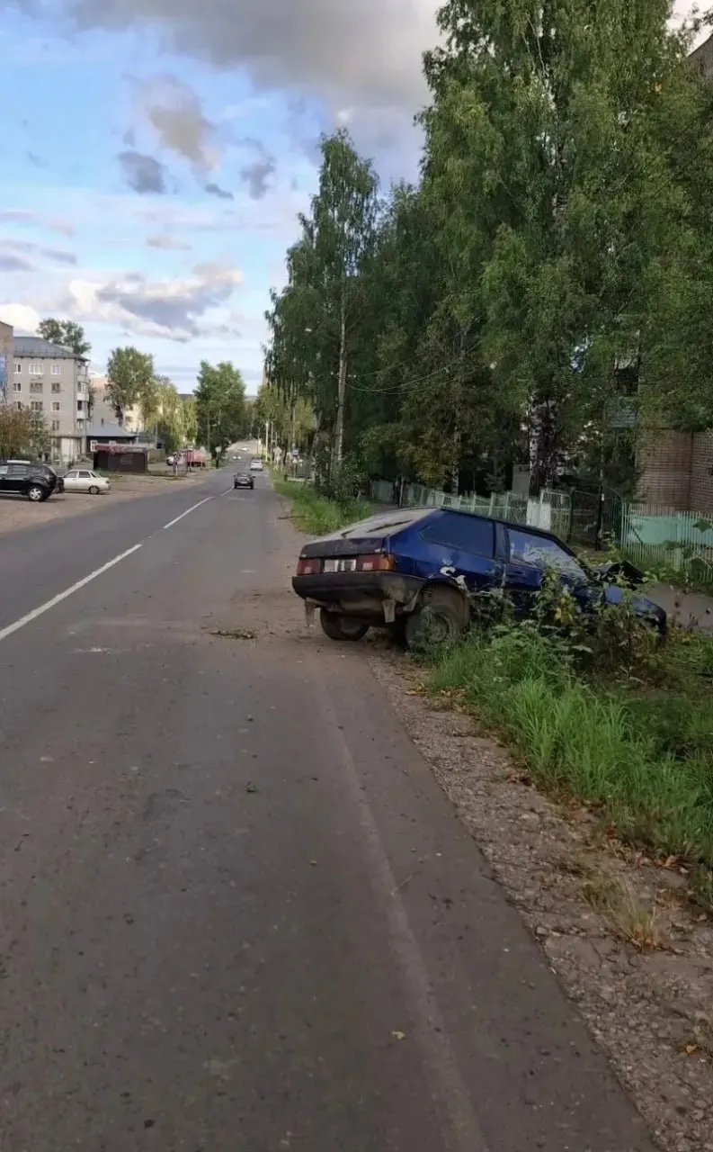 Пьяный водитель в Омутнинске съехал с дороги и наехал на опору линии электропередач; водитель получил травмы.