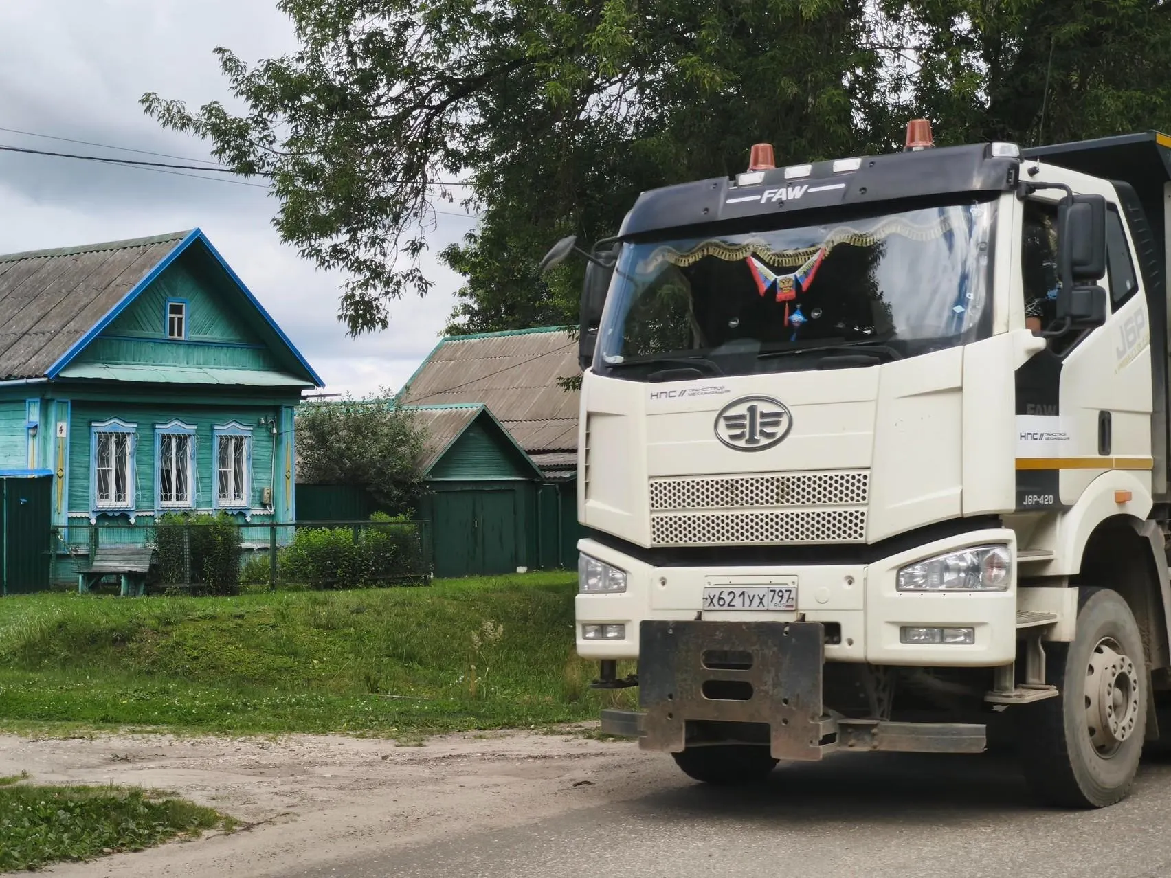 Жители деревень у будущей скоростной магистрали сталкиваются с изъятием жилья и новым соседством с поездами и грузовиками.