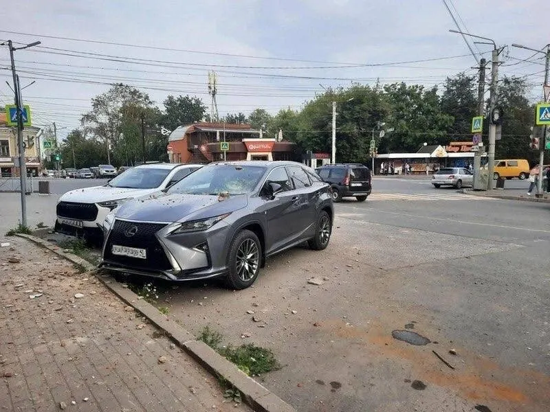 Крупный обломок фасада рухнул на автомобиль у дома на пересечении улиц Ленина и Герцена. Пострадавших нет.