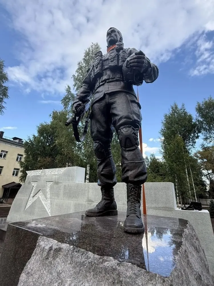На Аллее Славы завершено благоустройство: уложена брусчатка, посеян газон, высажены деревья и кустарники, облицовка подиума мемориала и монтаж элементов мемориала продолжаются.