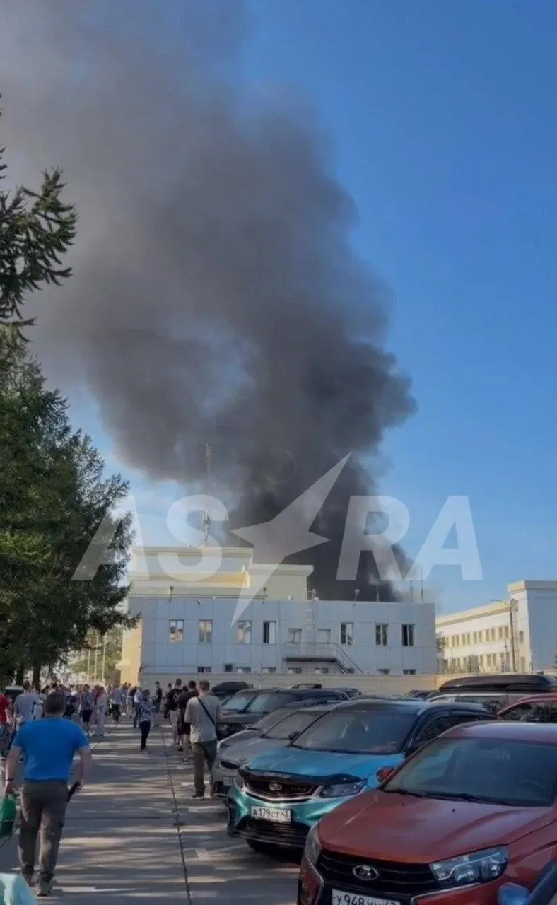 После удара по предприятию в Кирове возник пожар; есть пострадавшие. Обстоятельства происшествия устанавливаются.
