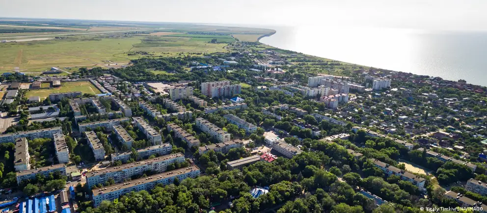 Ночная атака беспилотников в Ейском районе унесла жизни двух детей; двое взрослых госпитализированы, на порту и в частном секторе возник пожар.
