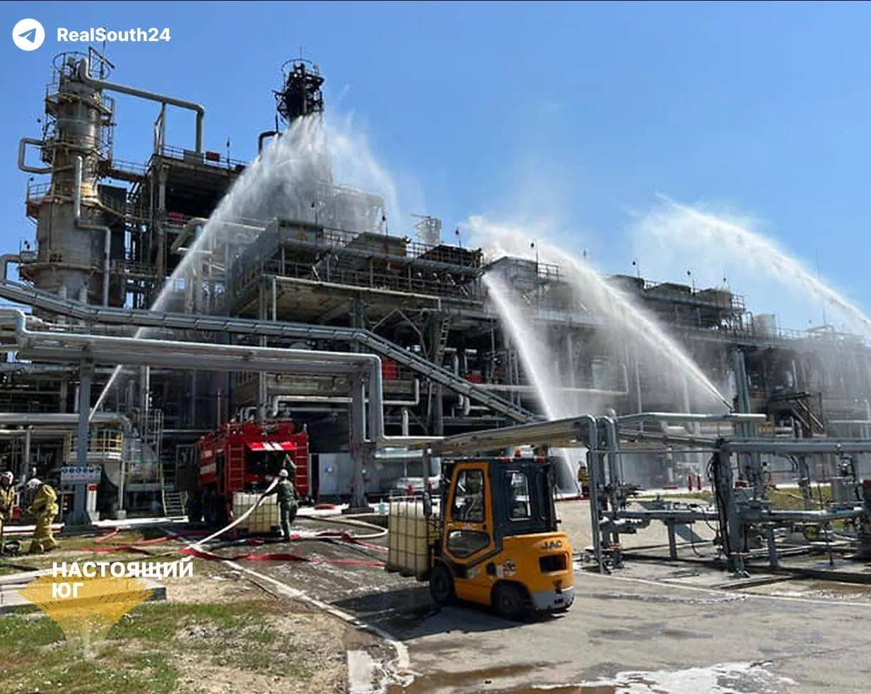 Август стал тяжёлым месяцем для нефтепереработки: число атак на НПЗ достигло 21, шесть крупных заводов остановлены; переработка упала, цены на бензин растут.
