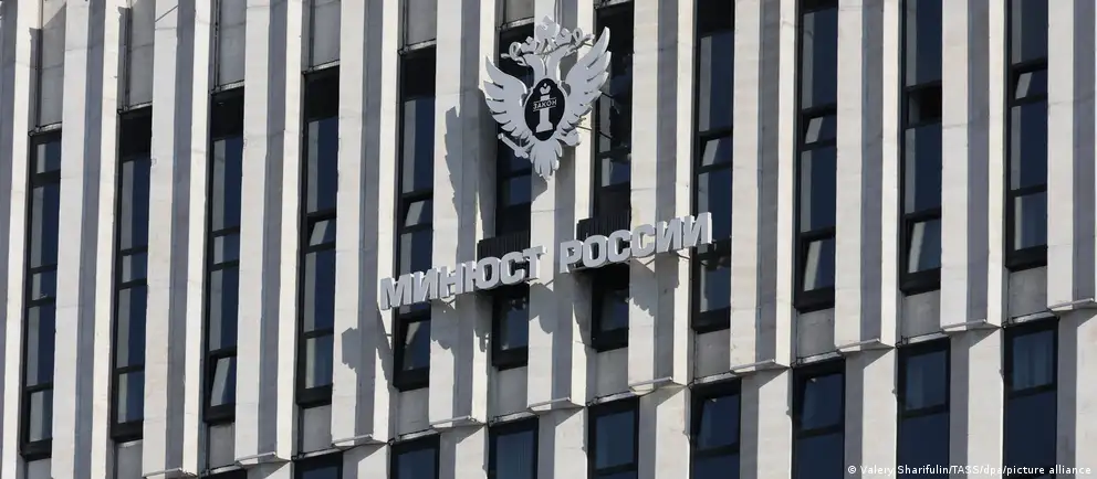 В новый состав списка вошли иностранные организации и антивоенные проекты, включая фонд HRF и антивоенное сообщество в Батуме; расширение сопровождается предупреждениями о наказаниях за участие.