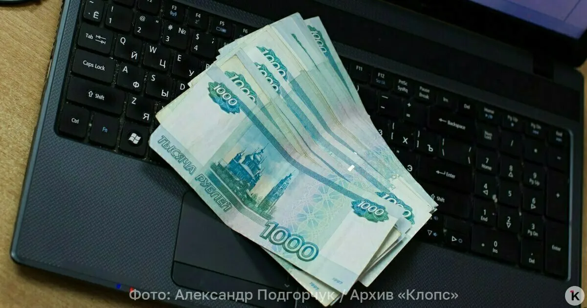 Рассматривается возможность выпуска пластиковых банкнот в России и экономические преимущества, а также усиление защиты от подделок.