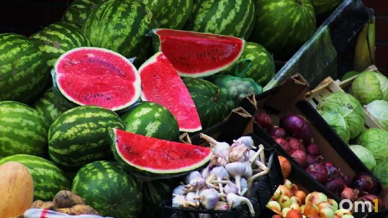 Разрезанные арбузы и дыни могут содержать вредные микроорганизмы; соблюдайте требования к продаже и выбору плодов.