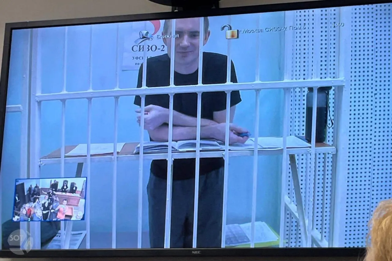 В Екатеринбурге дроны атаковали жилые дома и склад; также освещаются судебные и политические события региона.