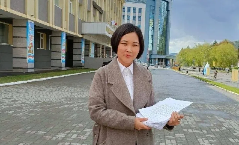 Активистка из Республики Алтай Аруна Арна выпустила открытое письмо в Минюст, в котором обвиняет власти в применении заказных экспертиз и преследовании критиков, призывая ведомство прекратить репрессии и проверить выводы экспертиз.