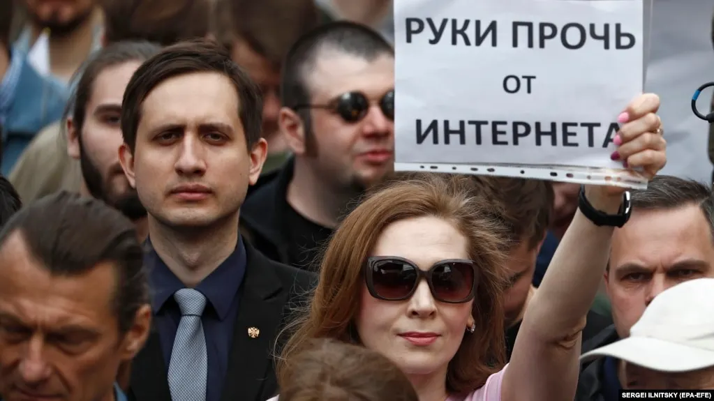 Роскомнадзор объявил о массовой блокировке VPN‑сервисов и ограничении IP‑адресов популярных сервисов обхода блокировок; эксперты предупреждают о возможных перебоях в работе сервисов.