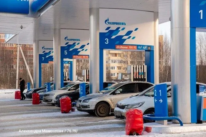 Клиенты смогут заправлять без ограничений по объему и оплачивать после заправки; лимиты сняты в Петербурге, Ленинградской области, Москве и ещё в девяти регионах.