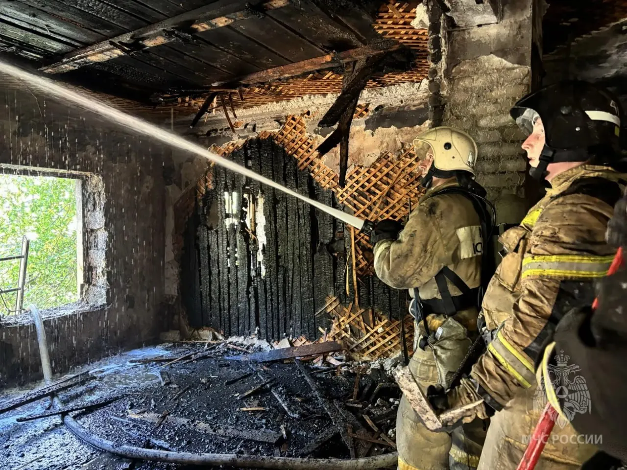Пожар в нежилом доме на улице Металлургов ликвидирован. Площадь возгорания составила около 60 кв. м, причина — предположительно поджог.