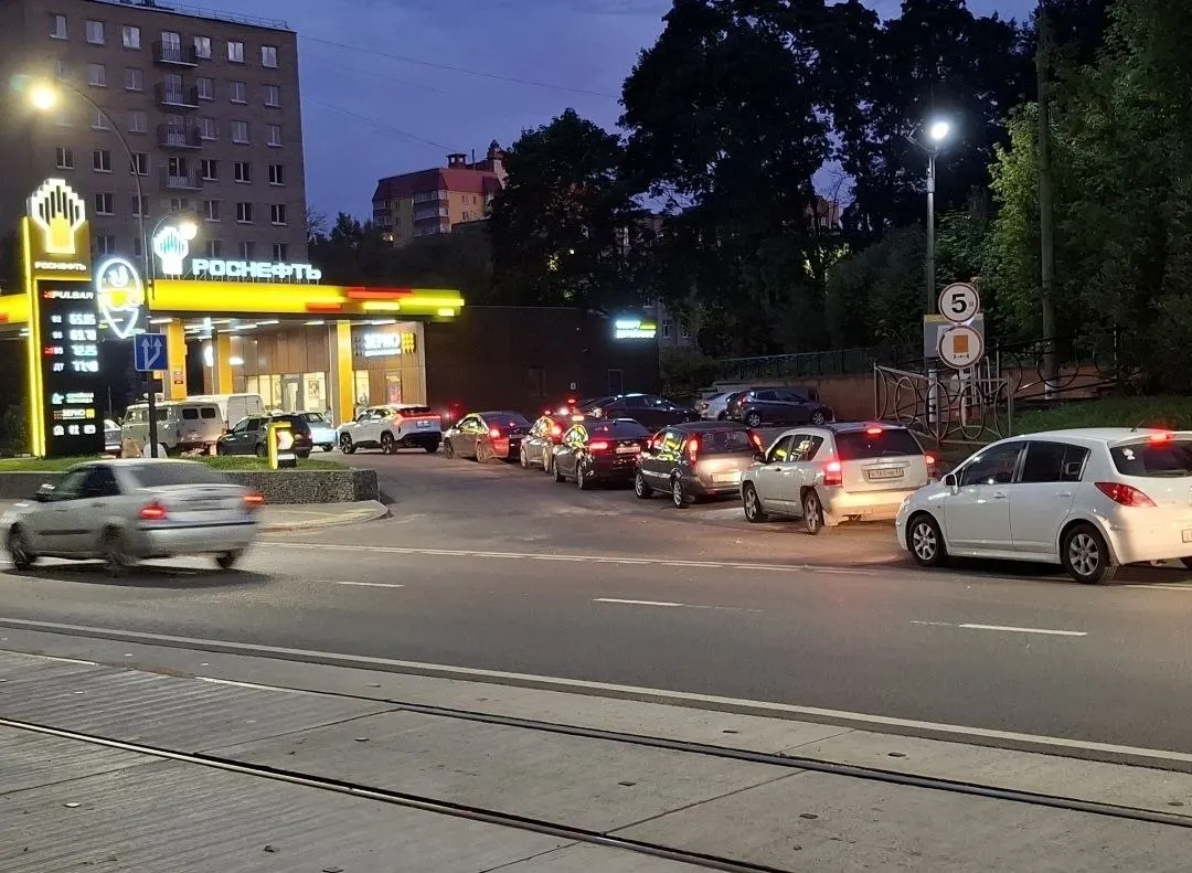 В десятках регионов начались длинные очереди на заправках из-за дефицита популярных бензинов АИ-92 и АИ-95; ситуация охватывает Краснодарский край, Калужскую область и другие регионы.