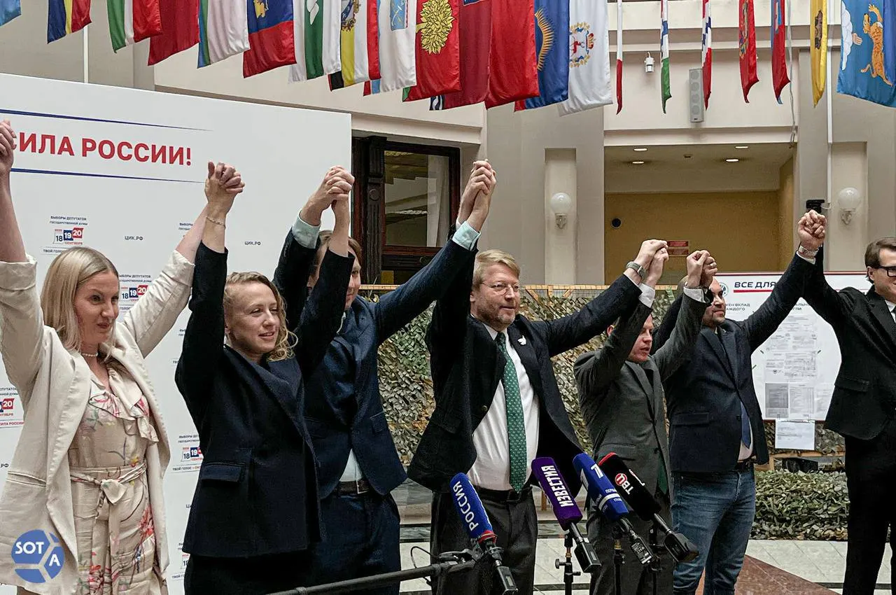 Перед парламентскими выборами сторонники кампании призывают прийти на участки к 12:00 по всей России и проголосовать за партию «Яблоко».