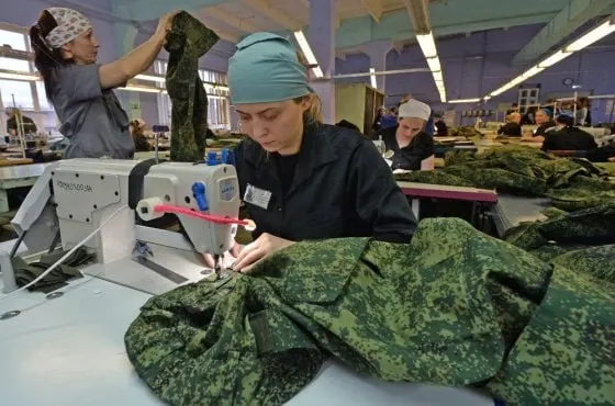 40-летняя женщина задолжала алименты на детей; общий долг превысил 1,1 млн рублей. Суд признал ее виновной и назначил 6 месяцев принудительных работ с удержанием части заработка.