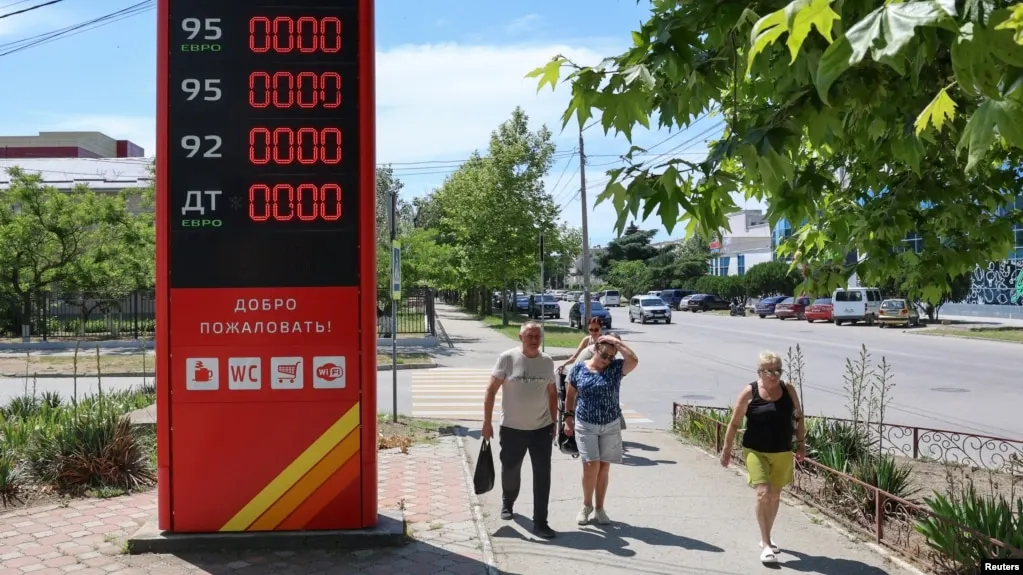 В Геленджике и окрестностях наблюдается дефицит бензина: на большинстве заправок топливо отсутствует, образуются длинные очереди, вводятся ограничения на продажу.