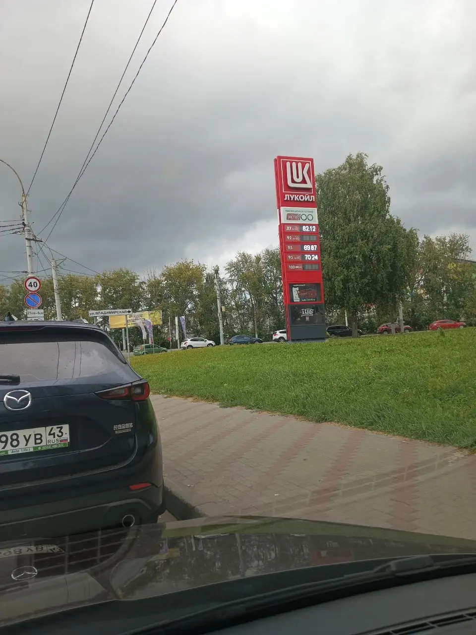 По сообщениям водителей, в регионе наблюдаются очереди на заправках; доступно разное топливо в разных районах.