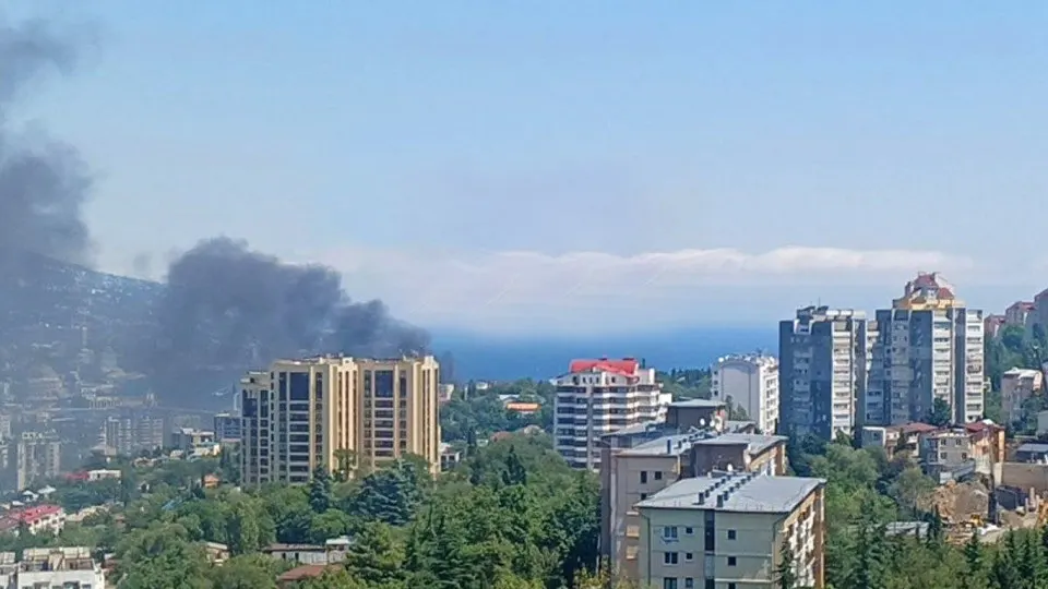Дроны атаковали побережье Ялты, в результате ударов возник пожар в здании у набережной. Власти призвали жителей к эвакуации, правоохранительные органы усилили контроль в районе.