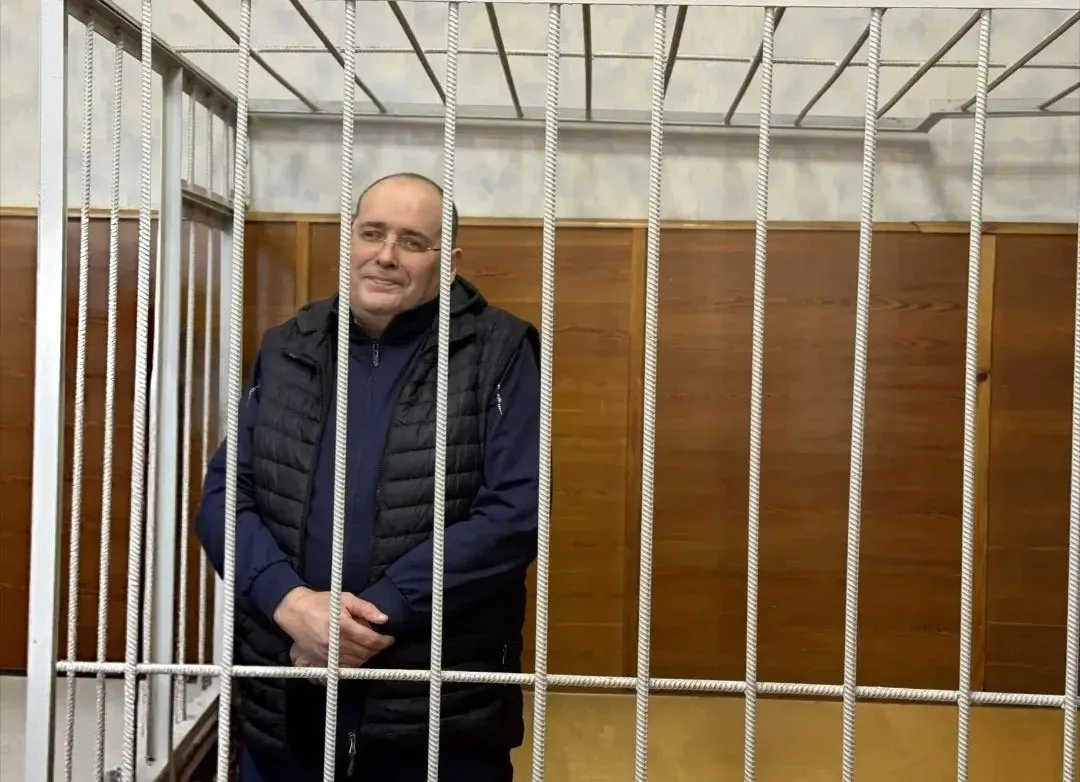 Суд вынес решение: общий срок лишения свободы — 14 лет, штраф почти 17 млн рублей. По делу установлена сумма взяток в районе 4,41 млн рублей, часть из которых получила обвиняемый.