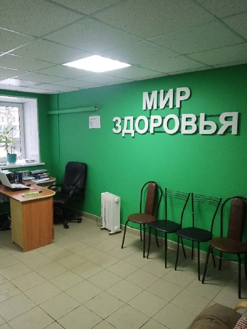 Мошенники открыли медицинский центр и заманивали пенсионеров на бесплатные обследования, после чего оформляли кредиты на лечение и продавали ненужные приборы. Жертвы — 28 человек, ущерб свыше 2,1 млн рублей; один фигурант получил 5 лет колонии, двое — условно.