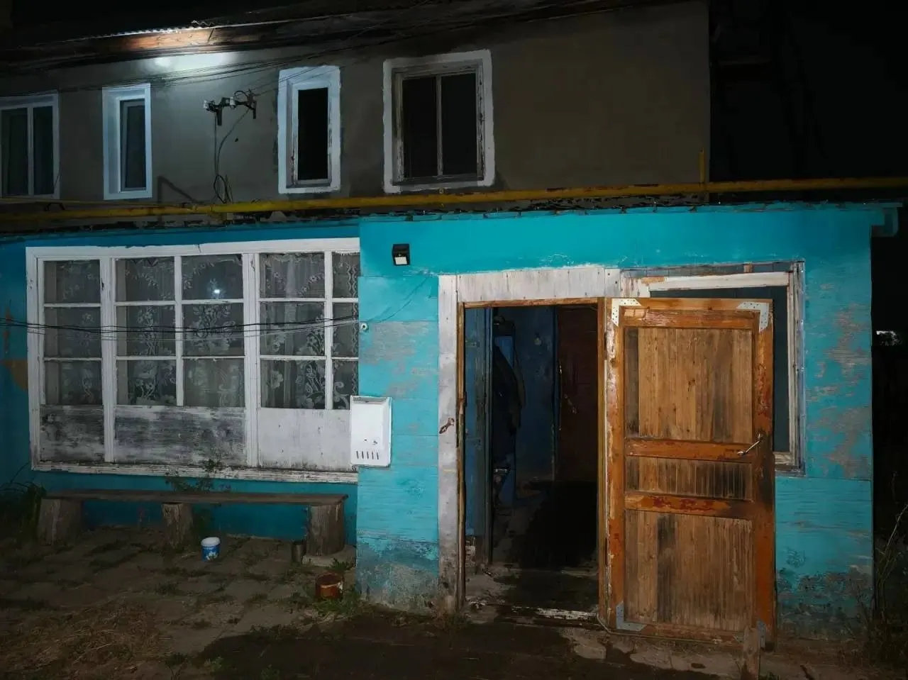 Пожар в квартире на улице Заводской ликвидирован; найдено тело мужчины 62 лет. Рядом родственница погибшего госпитализирована с отравлением продуктами горения.