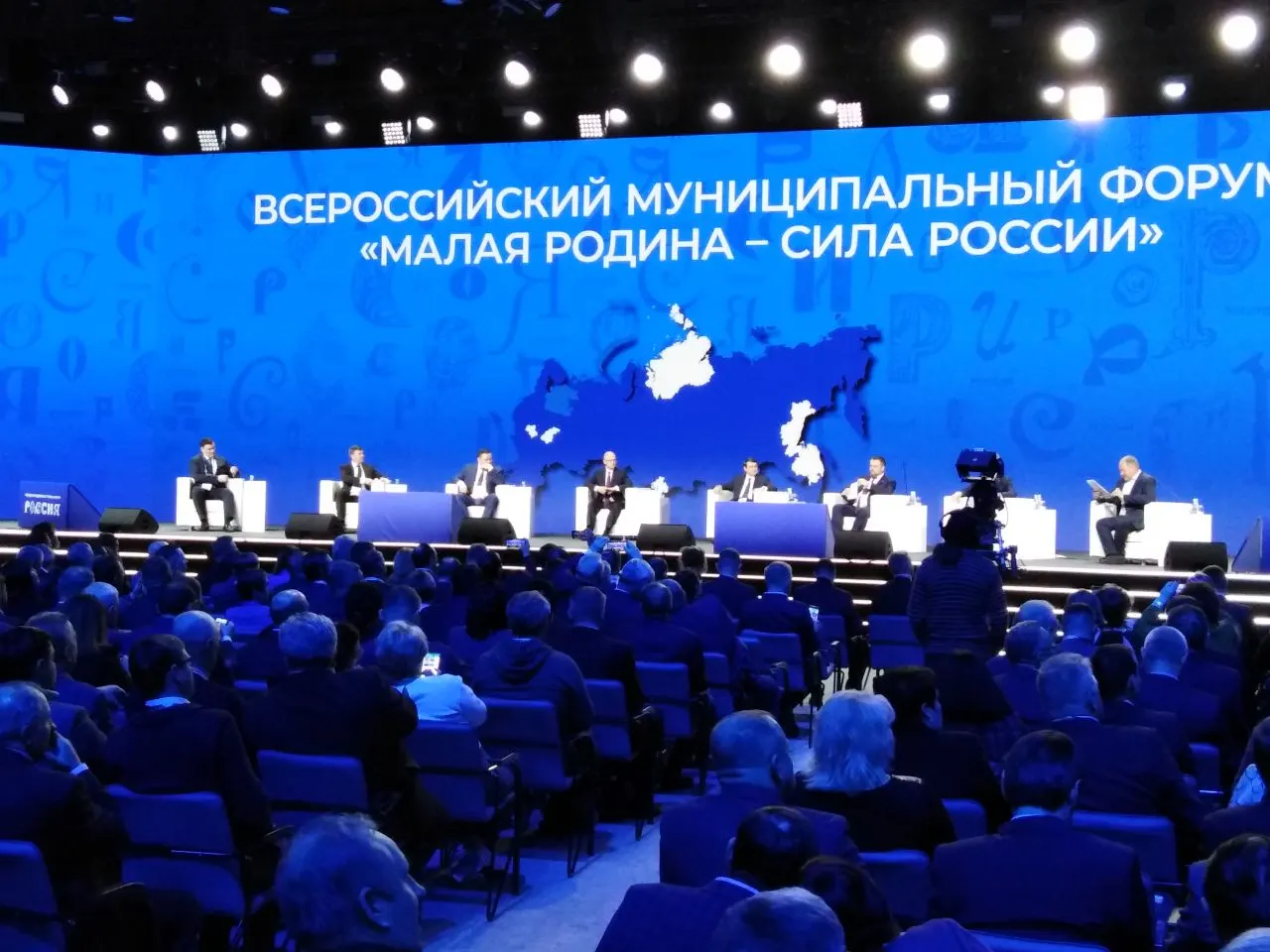 Указ устанавливает ежегодное проведение форума и церемонии вручения премии, организацию возглавит Сергей Кириенко, а организатором выступит Всероссийская ассоциация развития местного самоуправления.