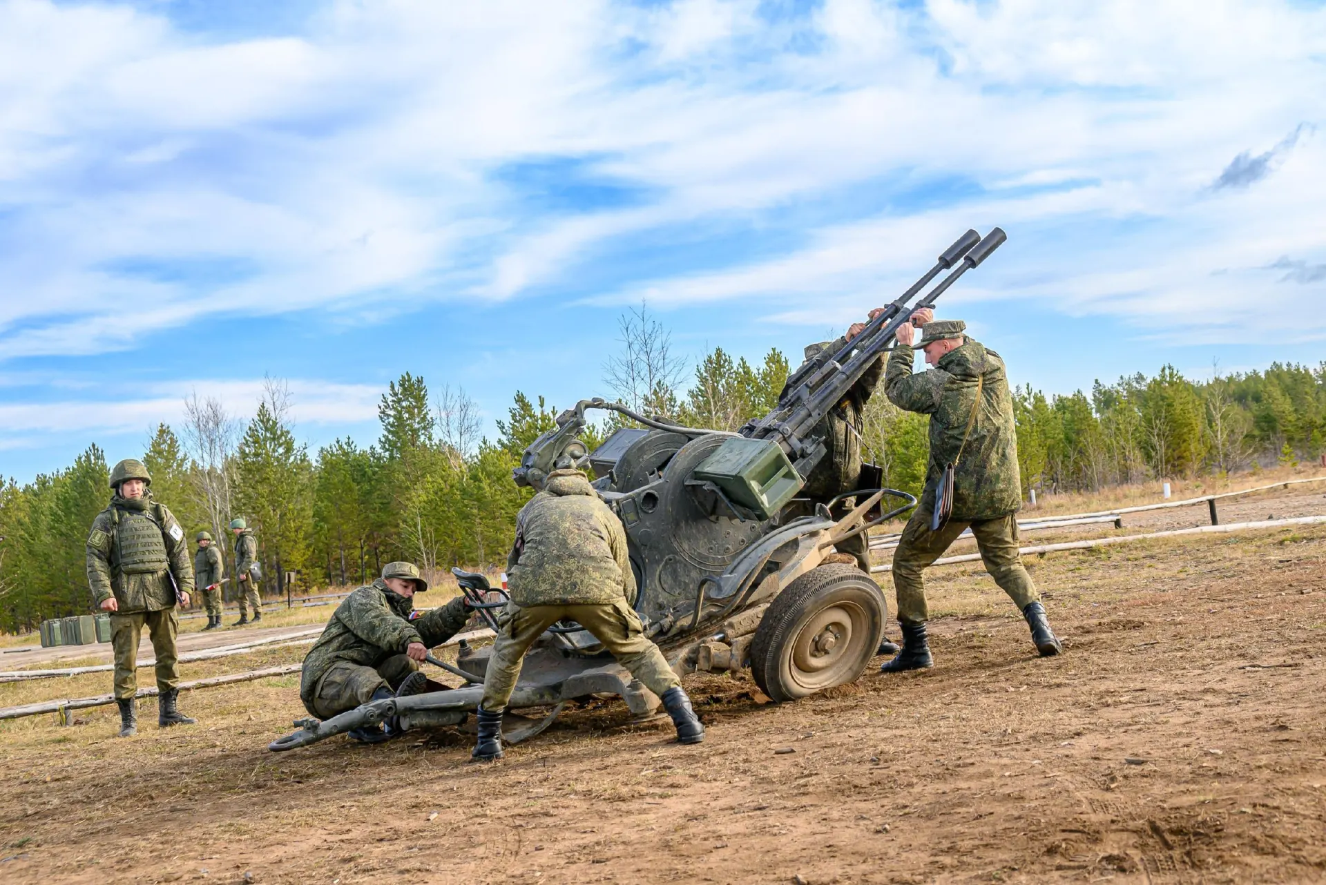 Правительство объявило о росте численности вооружённых сил на 15,5 тысячи человек.