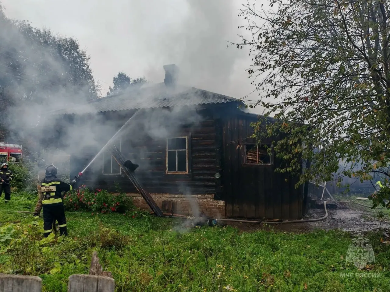 В Опытном Поле произошел пожар в двухквартирном доме; во время тушения обнаружено тело 63-летнего хозяина. Причина возгорания устанавливается.