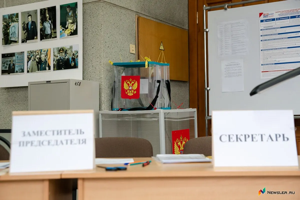 Обсуждается смена главы областной избирательной комиссии после обнаруженной ошибки на выборах: в бюллетенях пропали два кандидата, голосование на округе остановлено.