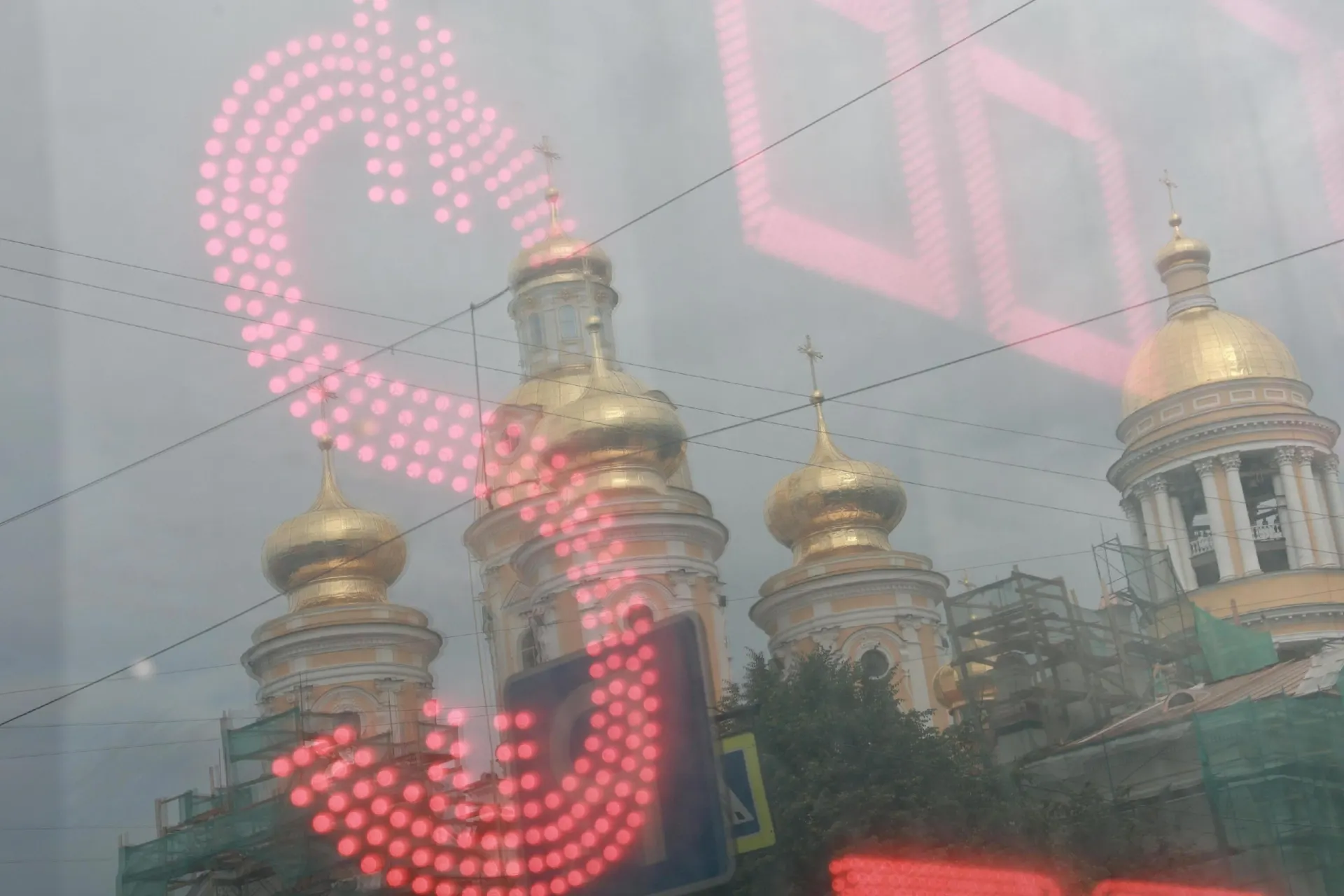 Рынок фиксирует дефицит иностранной валюты и ослабление рубля по отношению к доллару; аналитики размышляют о перспективах курса.